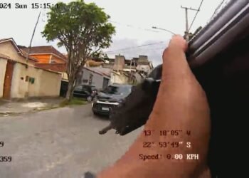 diálogo mostra que pms não tinenham certeza sobre qual carro furou blitz antes de atirar 18 vezes em motorista