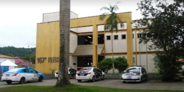 Suspeito Armado com FACA FAZ FUNCIONÁRIAS REFÉNS EM LOJA DE COSMÉTICOS E SE RENDE EM PARATY