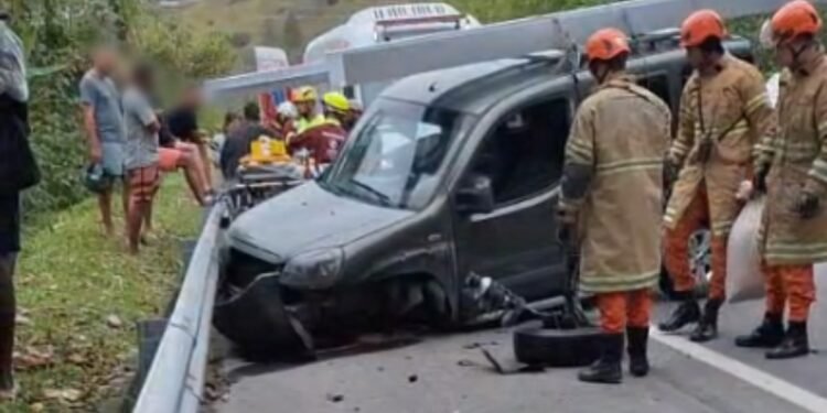 Acidente Entre Dois Carros Deixa Ferido na Rio-Santo, Em Angra Dos Reis Acidente Entre Dois Carros Deixa Ferido na Rio-Santo, Em Angra Dos Reis