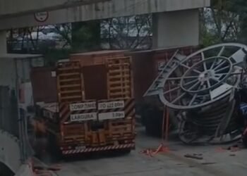 Carretel de Dupos Tomba de Caminhão ao Bater em Limitador de Altura na Avenida Porturia