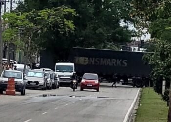 Brt Transcarioca Opera com Intervalos irregulares na taquara após carreta inguincar atravessada em calha