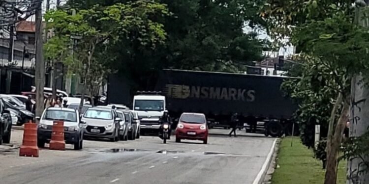 Brt Transcarioca Opera com Intervalos irregulares na taquara após carreta inguincar atravessada em calha