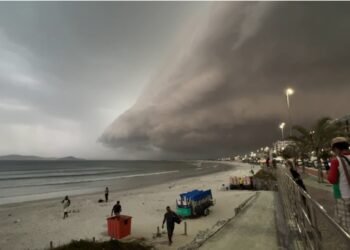 Nuvem-prateleira impressionsa moradorores durante temporal em cabo frio