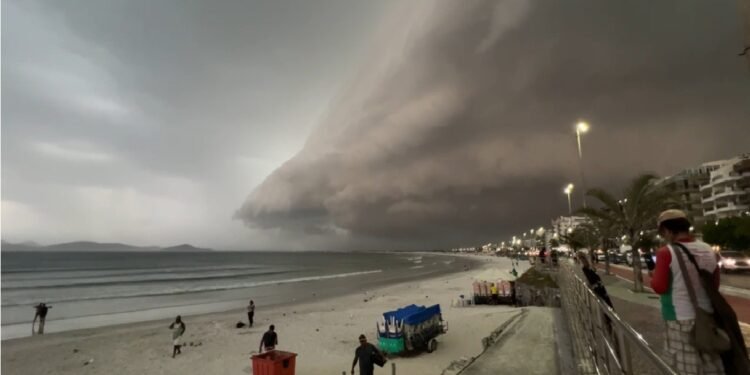 Nuvem-prateleira impressionsa moradorores durante temporal em cabo frio