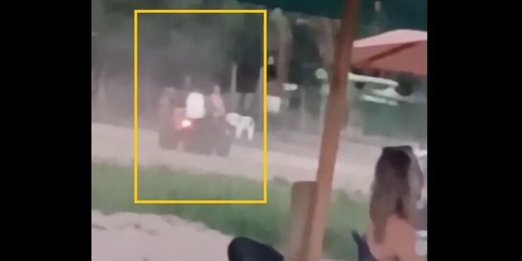 Quadriciclos circulam de forma irregular na areia da lagoa de cima, em campos Quadriciclos circulam de forma irregular na areia da lagoa de cima, em campos