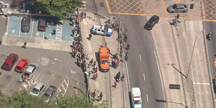 DOIS HOMENS São Achados Mortos em Frente Um Supermercado Na Praça Seca DOIS HOMENS São Achados Mortos em Frente Um Supermercado Na Praça Seca