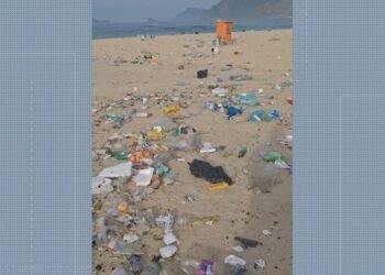 Praia do Recreio fica coberta de Lixo Após Domingo de Sol