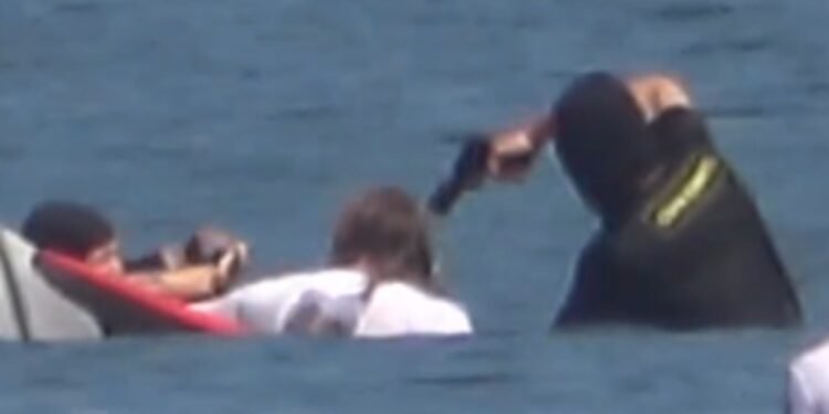 É mentira que foto Mostre Surfista SendO Assalto Dentro Do Mar Em Praia No Rio