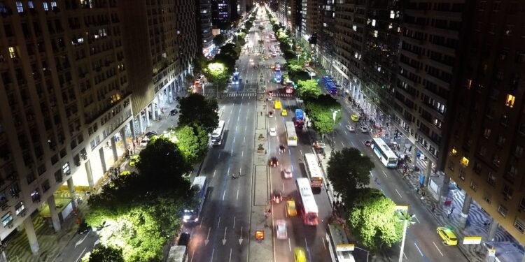 Táxons de prefeitura propõe USAR de luz para financiar Câmeras e Força Municipal Táxons de prefeitura propõe USAR de luz para financiar Câmeras e Força Municipal