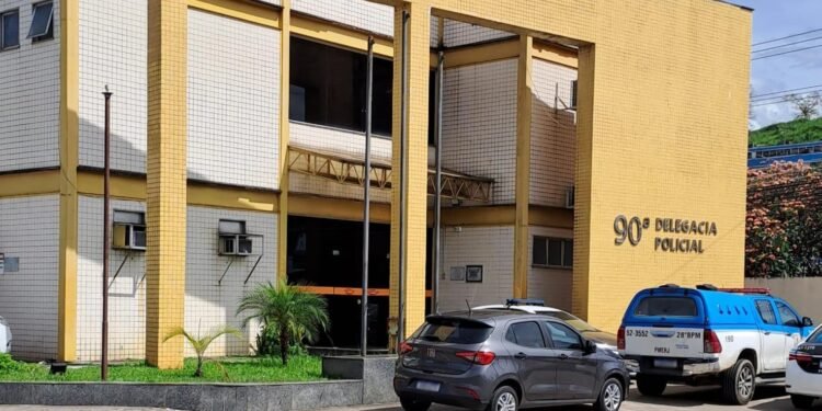 Homem Agride Cunhado e Irmã com Machadinha E FOGE EM BARRA MANSA