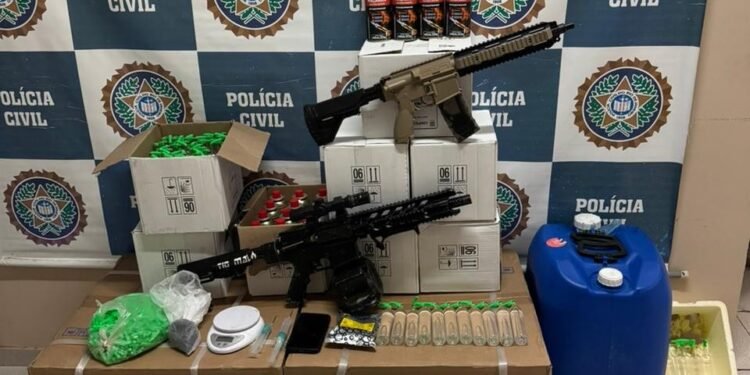 Polícia desmantela laboratório de ‘preto lança’ que vendido na baixada fluminense