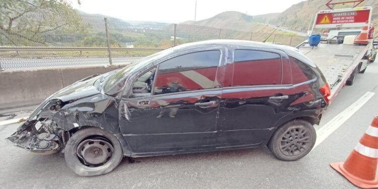 Carro Capota e Deixa Mulher Ferida na via Dutra, Em Barra Mansa