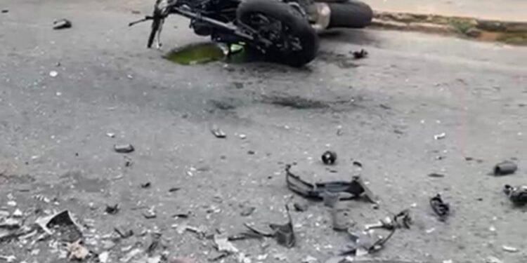 ACidentse Entre Carro e Moto Deixa Um Homem Morto e Ultso Ferido em Resenda ACidentse Entre Carro e Moto Deixa Um Homem Morto e Ultso Ferido em Resenda