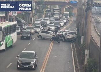Acidenthe Entre Dois Carros Deixa Três Feridos em Volta Redonda