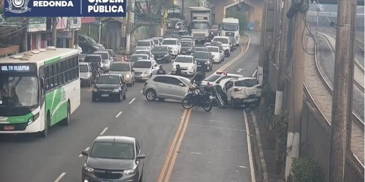 Acidenthe Entre Dois Carros Deixa Três Feridos em Volta Redonda