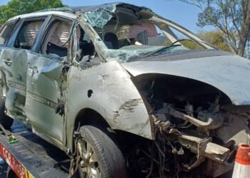 Carro érremesado para pista Contrália e Motorista Fica Ferido na via Dutra, Em Pinheiral