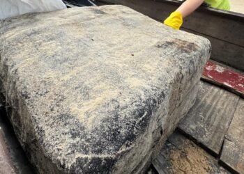 Fardo de Boracha que Pode Ser de Navio Nazista Afundado É Achado Em Praia da Ba