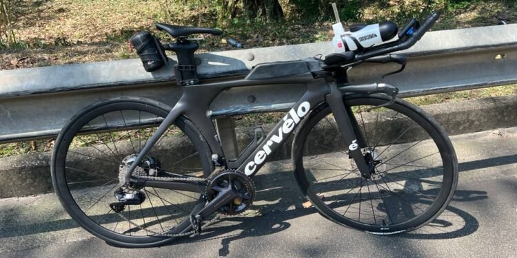 Ciclista fica Ferida Após CAIR E BATER A CABEÇA NA DEFENSA METÁLICA NA VIA DUTRA, EM BARRA MANSA Ciclista fica Ferida Após CAIR E BATER A CABEÇA NA DEFENSA METÁLICA NA VIA DUTRA, EM BARRA MANSA