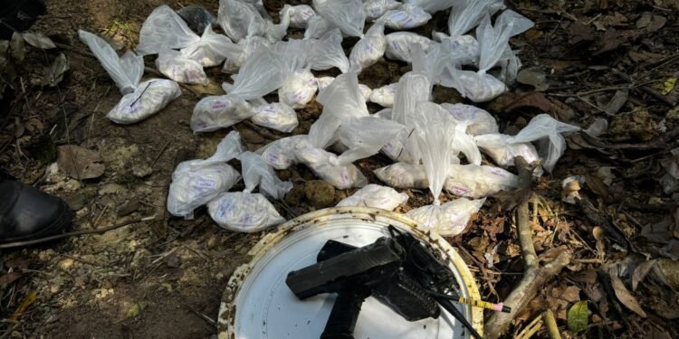 Polícia Encontra Drogas e Arma Falsa Enterradas em Área de Mata de Maricá