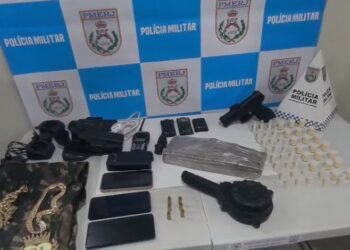 Drogas, Réplica de Arma e Munições São Apreendidas Pela PM em Volta Redonda