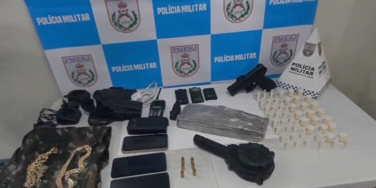 Drogas, Réplica de Arma e Munições São Apreendidas Pela PM em Volta Redonda