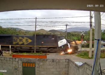 Duas Pessoas Ficam Feridas Após Acidenthe Entre Caminhão e Trem em Barra do Piraí