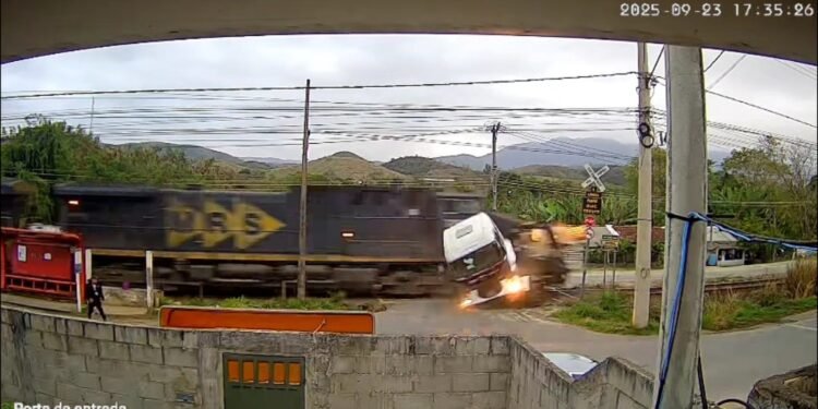 Duas Pessoas Ficam Feridas Após Acidenthe Entre Caminhão e Trem em Barra do Piraí