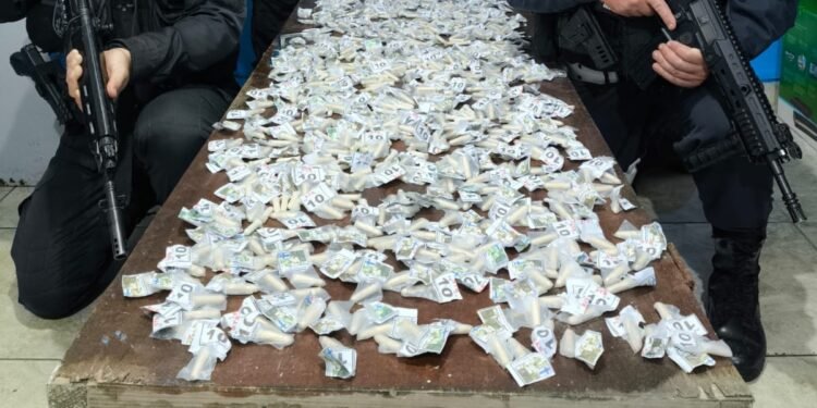 Homem é é pré -com quase mil cápsulas de cocaína em piraí