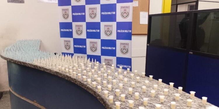 PM Aprende dois adolescentes e Encontra Quase 1,4 kg de cocaína em barra mansa