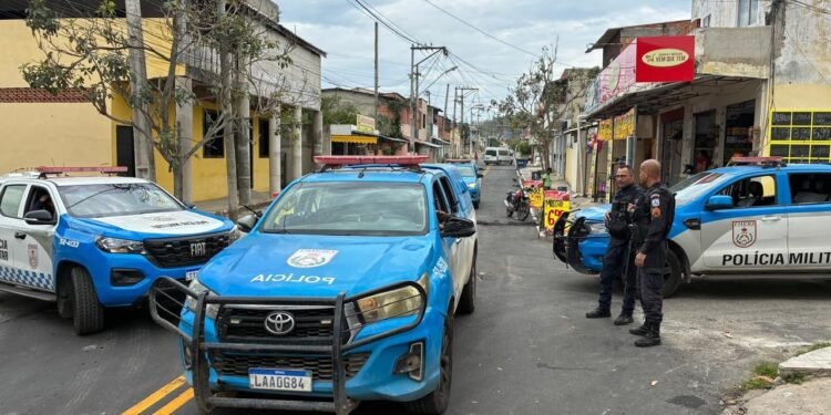 PM remove quebra-molas localizadas para atrapalhar passagem de viaturas na Reserva do Peró, em Cabo Frio PM remove quebra-molas localizadas para atrapalhar passagem de viaturas na Reserva do Peró, em Cabo Frio