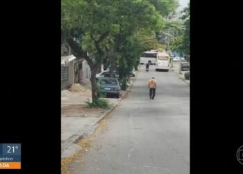 Criminosos usam ônibus como barricadas durante operação policial em Quitungo, em Brás de Pina