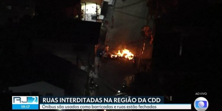 Cidade de Deus e Tirol têm tiroteios e ônibus usados ​​como barricadas; trânsito é ruim na região