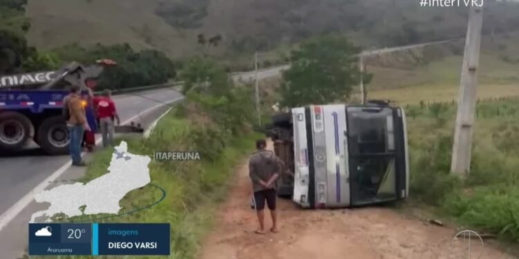 Ônibus tomba na BR 356, em Itaperuna Ônibus tomba na BR 356, em Itaperuna