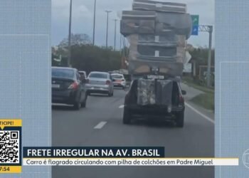 VÍDEO: motorista transporta pilha de colchões amarrados no teto do carro na Avenida Brasil