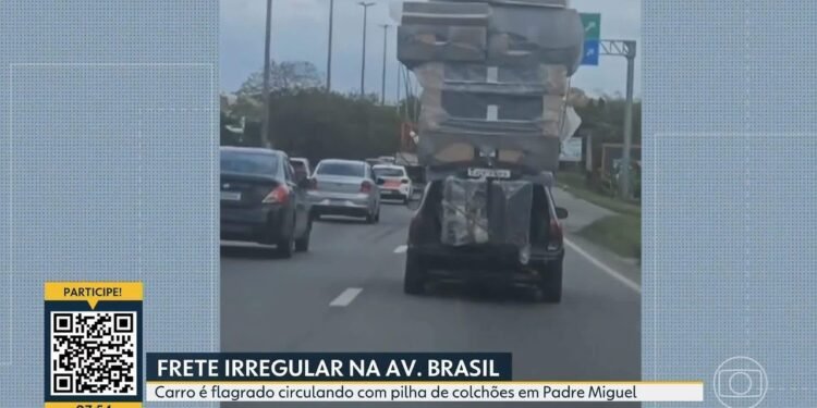 VÍDEO: motorista transporta pilha de colchões amarrados no teto do carro na Avenida Brasil