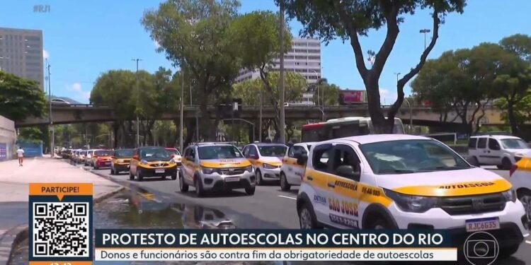 Instrutores de autoescolas fazem carreata em protesto contra o fim da obrigatoriedade de aulas para tirar habilitação