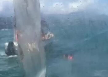 VÍDEO: Embarcação com 21 pessoas naufraga em Angra dos Reis