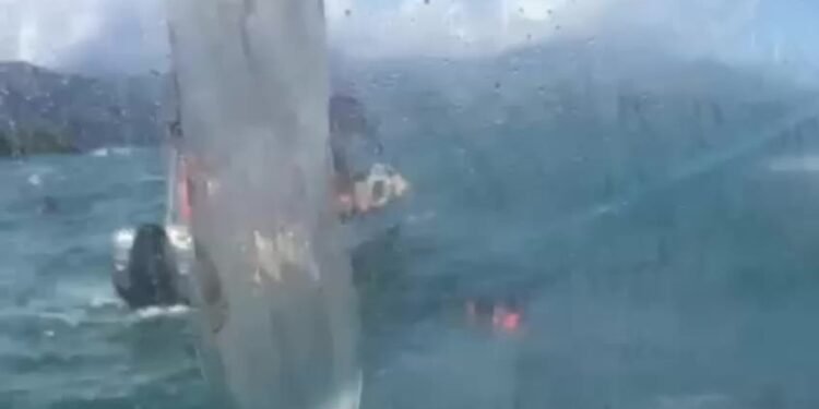 VÍDEO: Embarcação com 21 pessoas naufraga em Angra dos Reis VÍDEO: Embarcação com 21 pessoas naufraga em Angra dos Reis