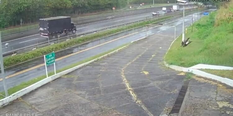 VÍDEO: ônibus com torcedores do Flamengo rodopia na pista e tomba na Via Dutra, no Rio