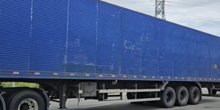 Trecho da BR-101 em Campos é interditado após quebra de carreta; trânsito tem seis quilômetros de fila