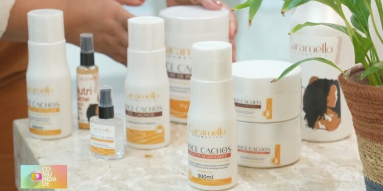 Destaque na Expo Favela Innovation, cabeleireira de Santíssimo vira empreendedora e cria linha de cosméticos para crespas