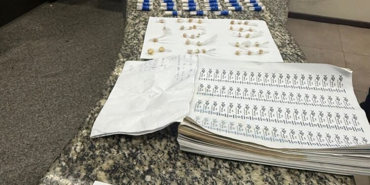 Homem é preso e dois adolescentes apreendidos com drogas em Barra Mansa