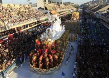 Venda de frisas para o Carnaval 2026 no Rio começa neste domingo, às 9h; veja o passo a passo para tentar comprar