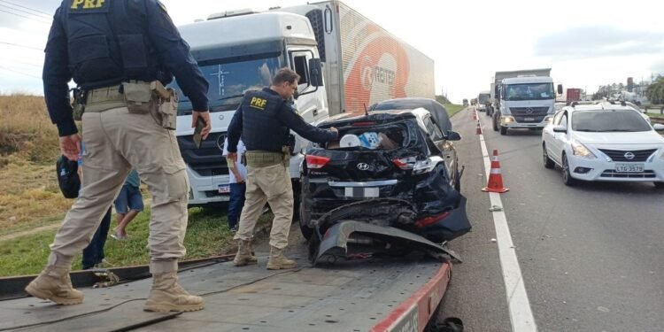 Engavetamento entre carreta e dois carros causa lentidão na Via Dutra, em Resende Engavetamento entre carreta e dois carros causa lentidão na Via Dutra, em Resende