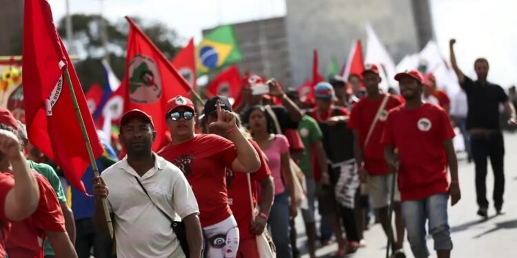 Justiça suspende edital de medicina para membros do MST Justiça suspende edital de medicina para membros do MST