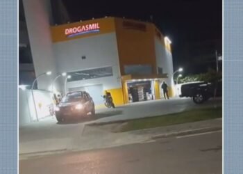 Homem é preso e dois adolescentes são apreendidos após fazer funcionários de farmácia reféns durante assalto no Recreio Homem é preso e dois adolescentes são apreendidos após fazer funcionários de farmácia reféns durante assalto no Recreio