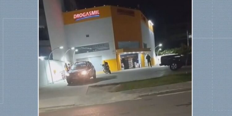 Homem é preso e dois adolescentes são apreendidos após fazer funcionários de farmácia reféns durante assalto no Recreio