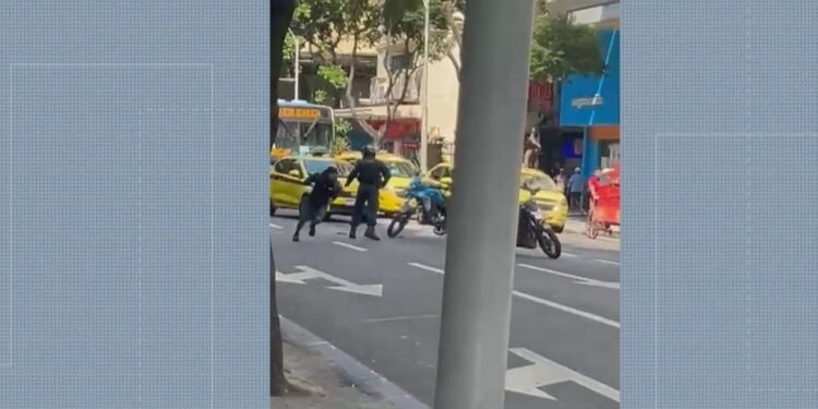 VÍDEO: DUPLA DE MOTO REAGE UM FABORDEME DE PM E FOGE EM COPACABANA