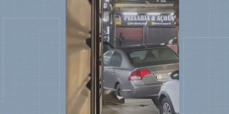 Milicianos tentaram invadir Vila Kennedy; em meio a tiroteio, moradora fica encurralada em carro Milicianos tentaram invadir Vila Kennedy; em meio a tiroteio, moradora fica encurralada em carro