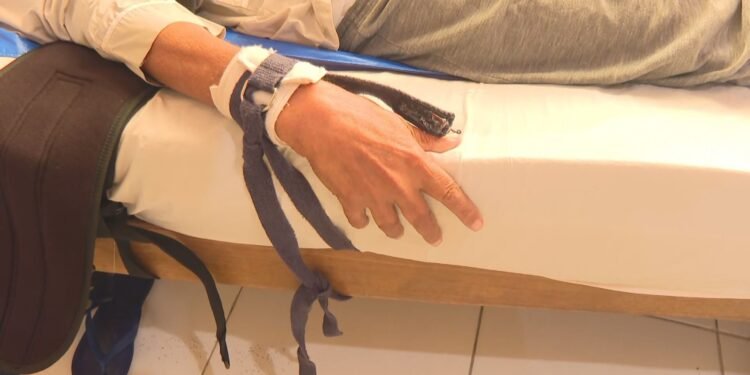 Idosos são encontrados amarrados em asilo clandestino no Catumbi durante fiscalização da Prefeitura do Rio Idosos são encontrados amarrados em asilo clandestino no Catumbi durante fiscalização da Prefeitura do Rio